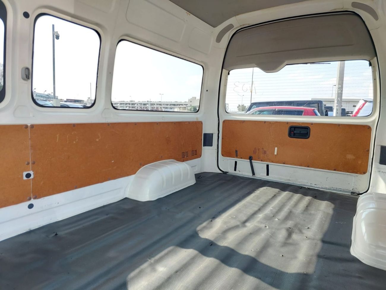 تويوتا هاياس TOYOTA HIACE VAN RHD 2015 MODEL 3.0 L DIESEL AUTOMATIC(PM15731)