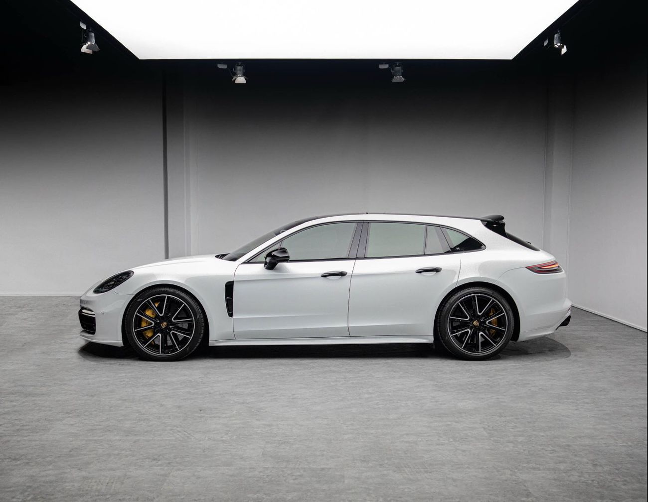 Porsche Panamera Turbo Sport Turismo 4.0L AWD Sport Turismo • 550 BHP • Warranty + Service Contract Available • GCC