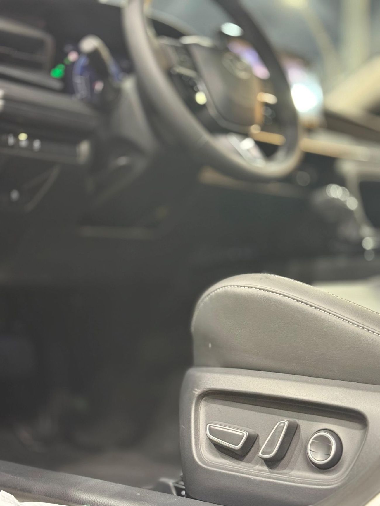 Toyota Camry (*تويوتا كامري هايبرد/ لاكجري*) *موديل* : 2025 *السعر* : 105.000 درهم  *ممشي* : صفر ك/م  (*مواصفات خ