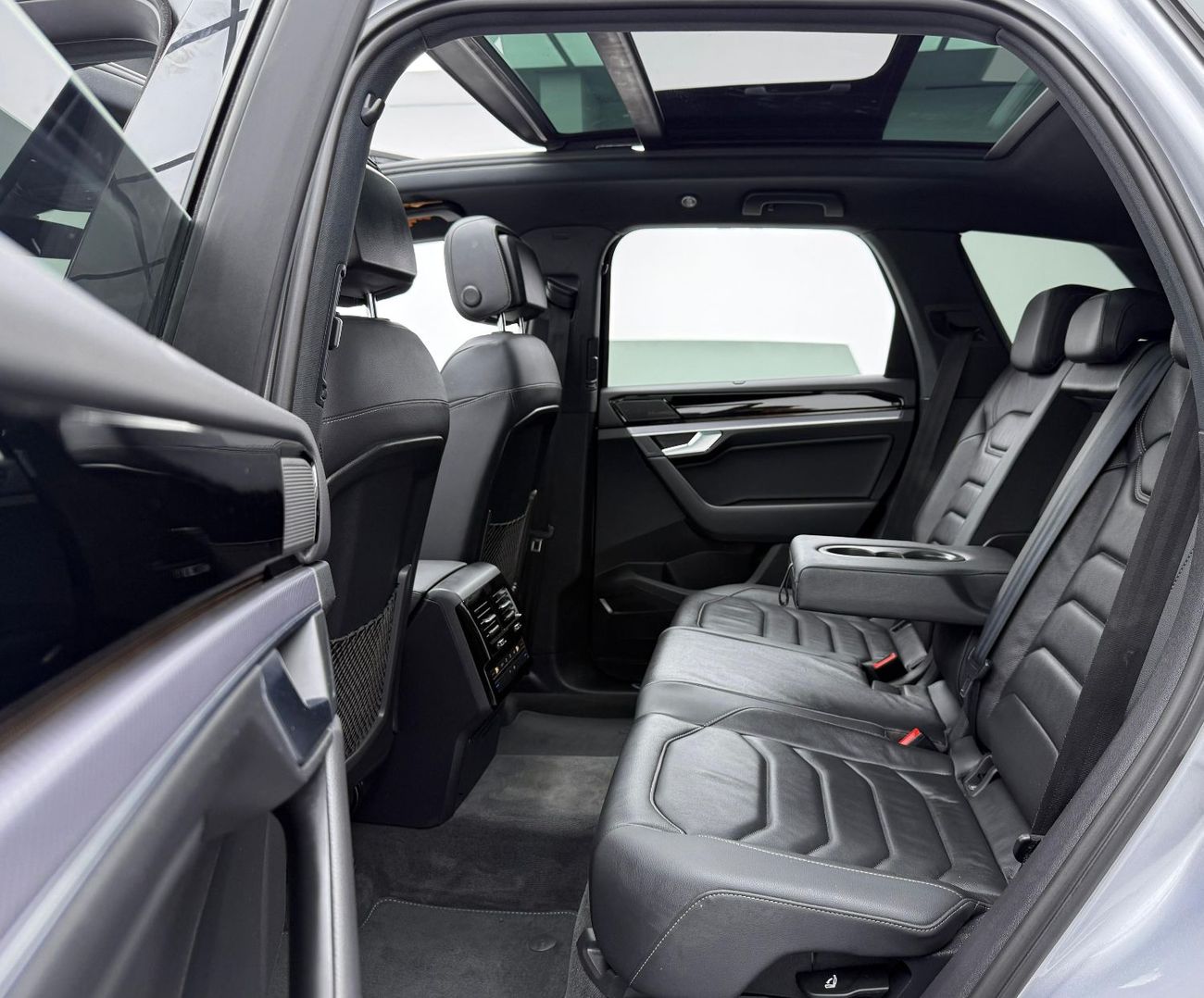 Volkswagen Touareg R-Line 3.0L 4WD 2021 Volkswagen Touareg R-Line, Warranty, Full VW Service History, Excellent Conditi