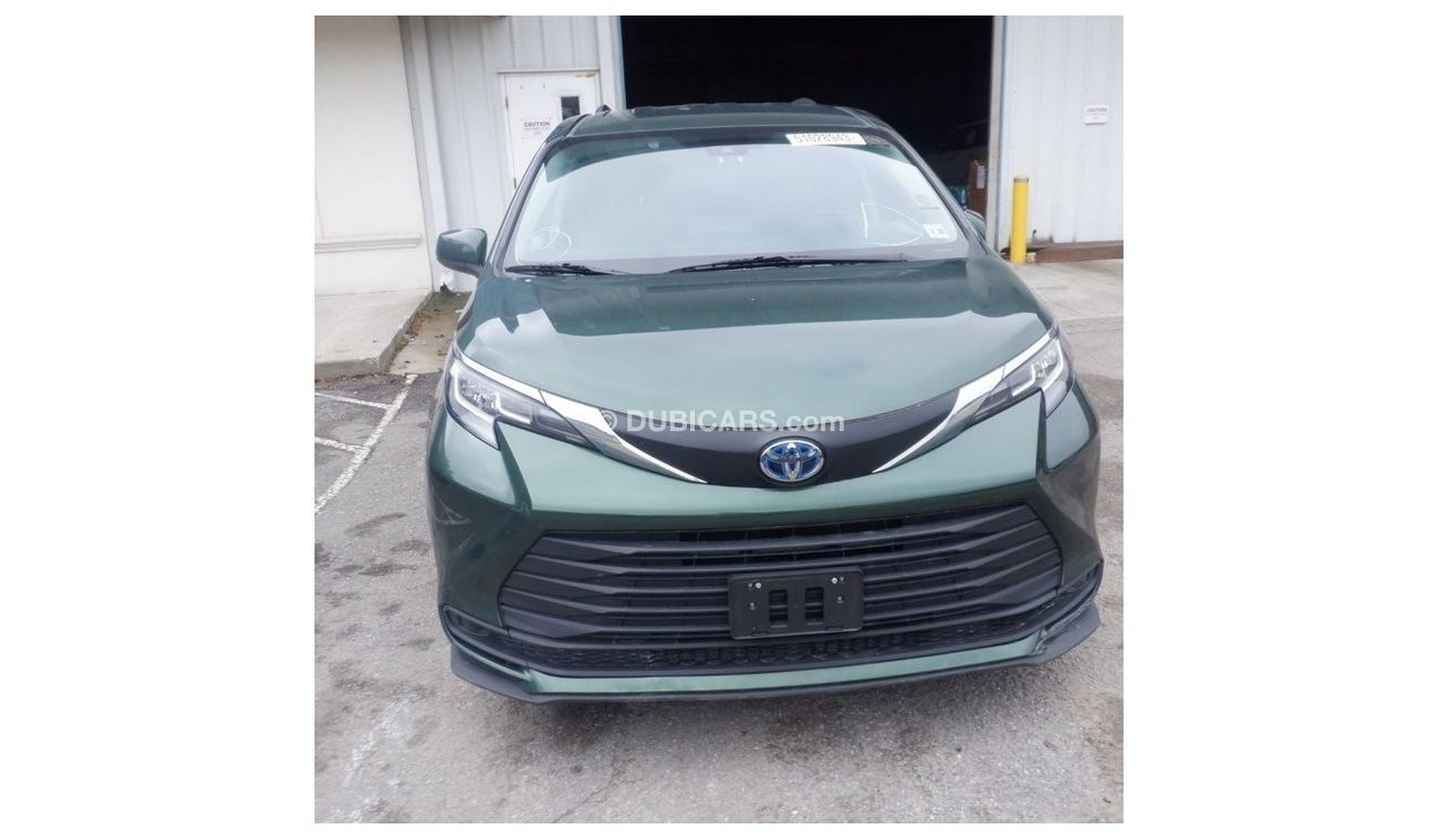 Toyota Sienna 2021 Toyota Sienna LE 2.5L V4 Hybrid Engine /