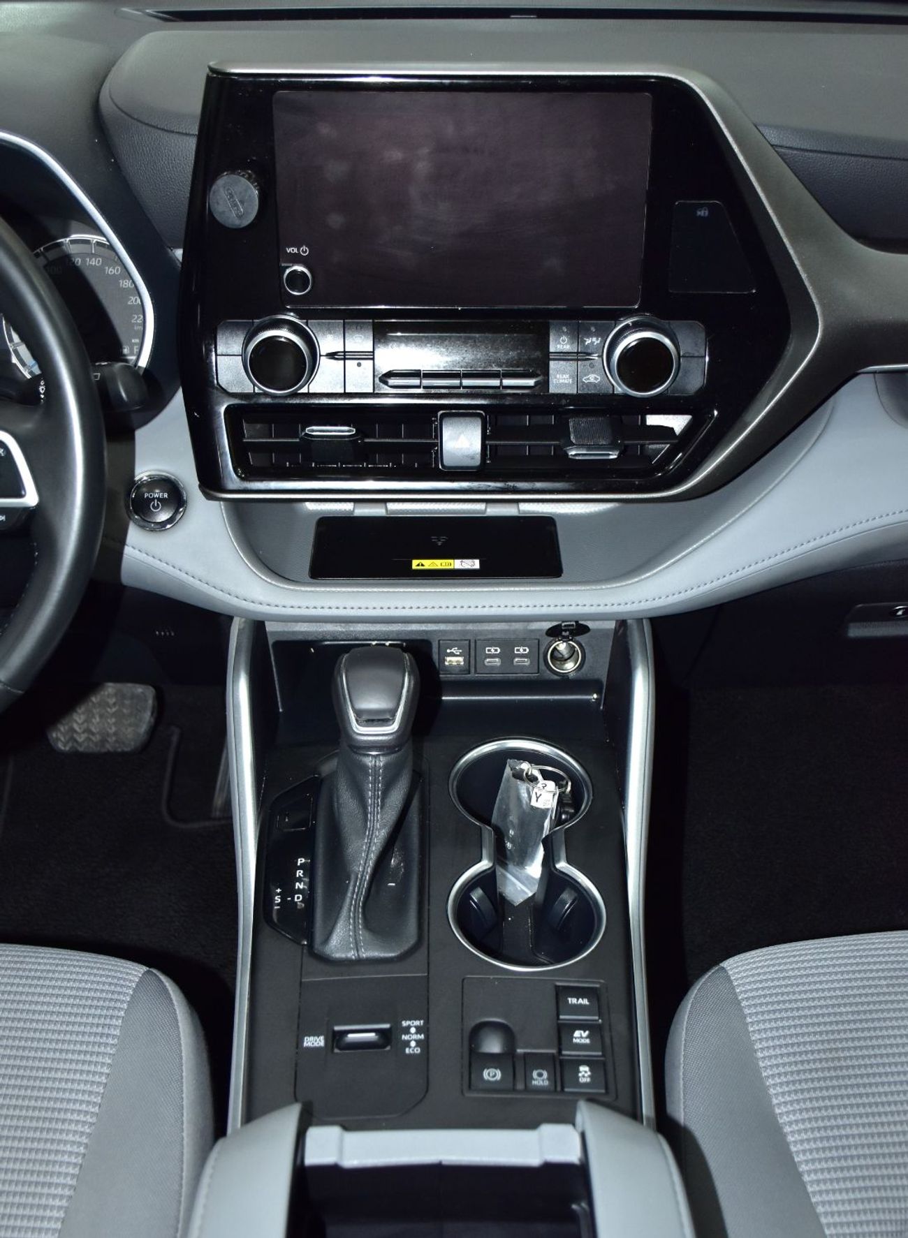 تويوتا هايلاندر EXCELLENT DEAL for our Toyota Highlander Hybrid GLE ( 2023 Model ) in White Color GCC Specs