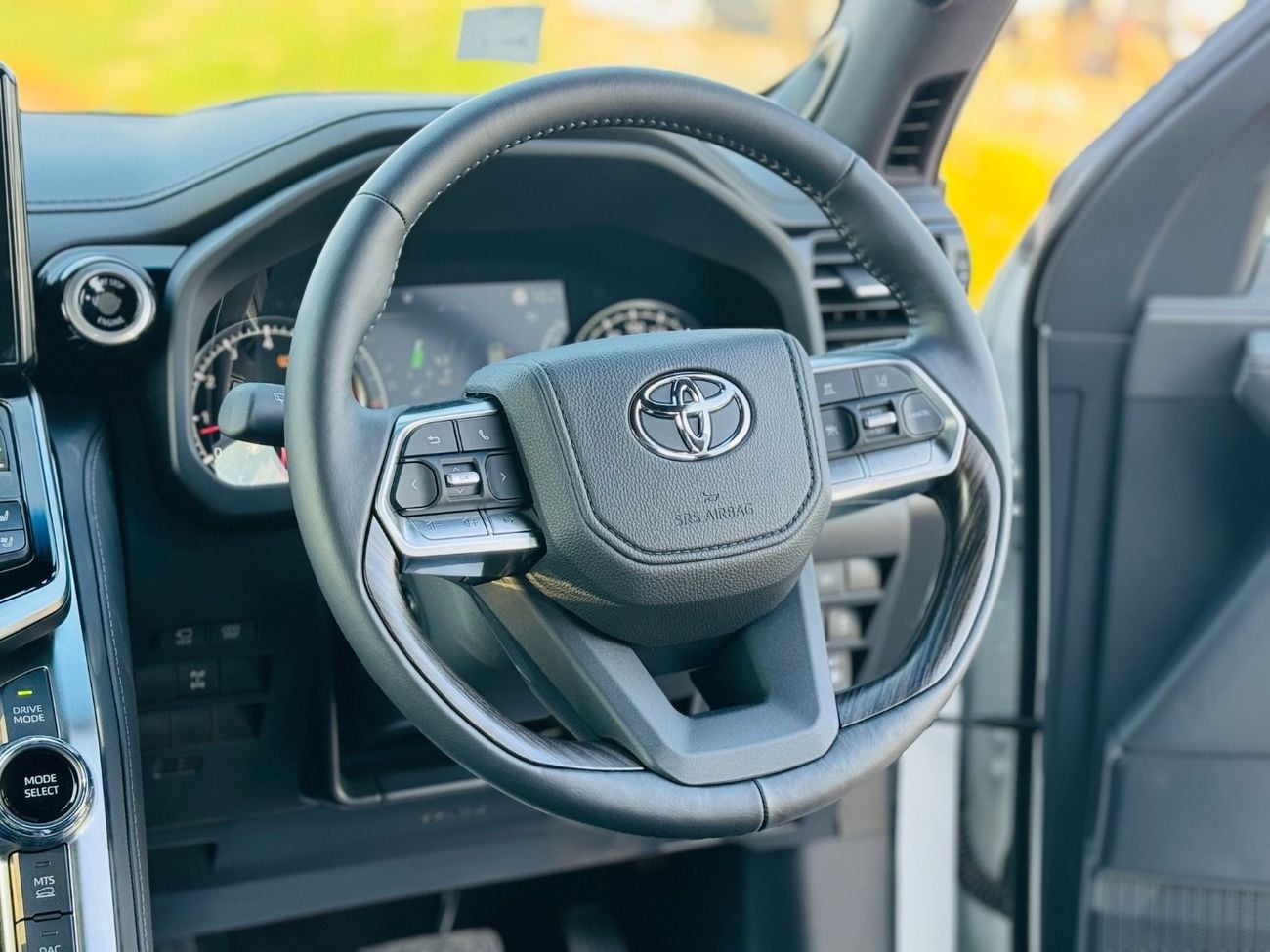 تويوتا لاند كروزر Zx top of the range white with black interior