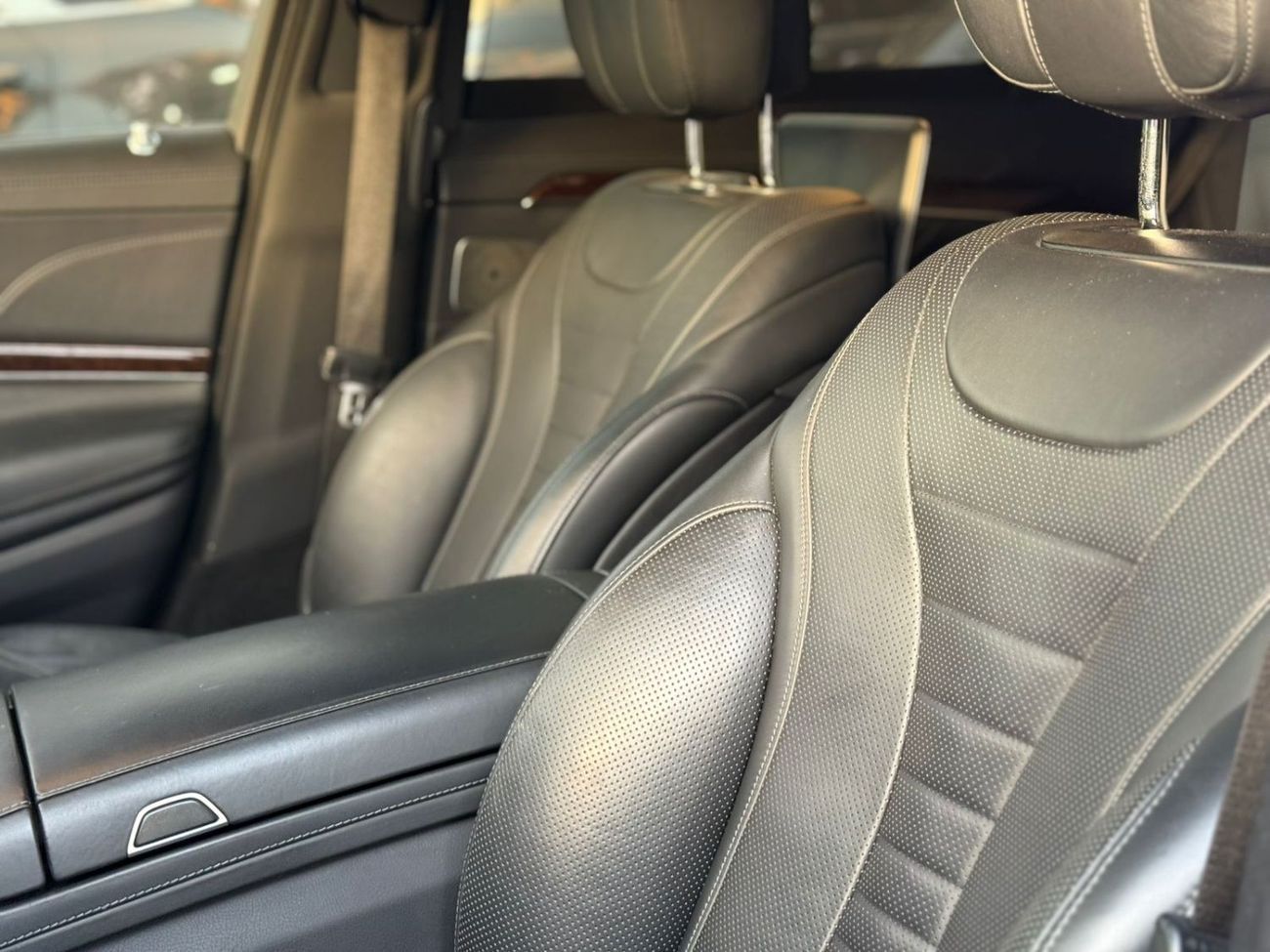 Mercedes-Benz S 560 Std 4.0L (463 HP)