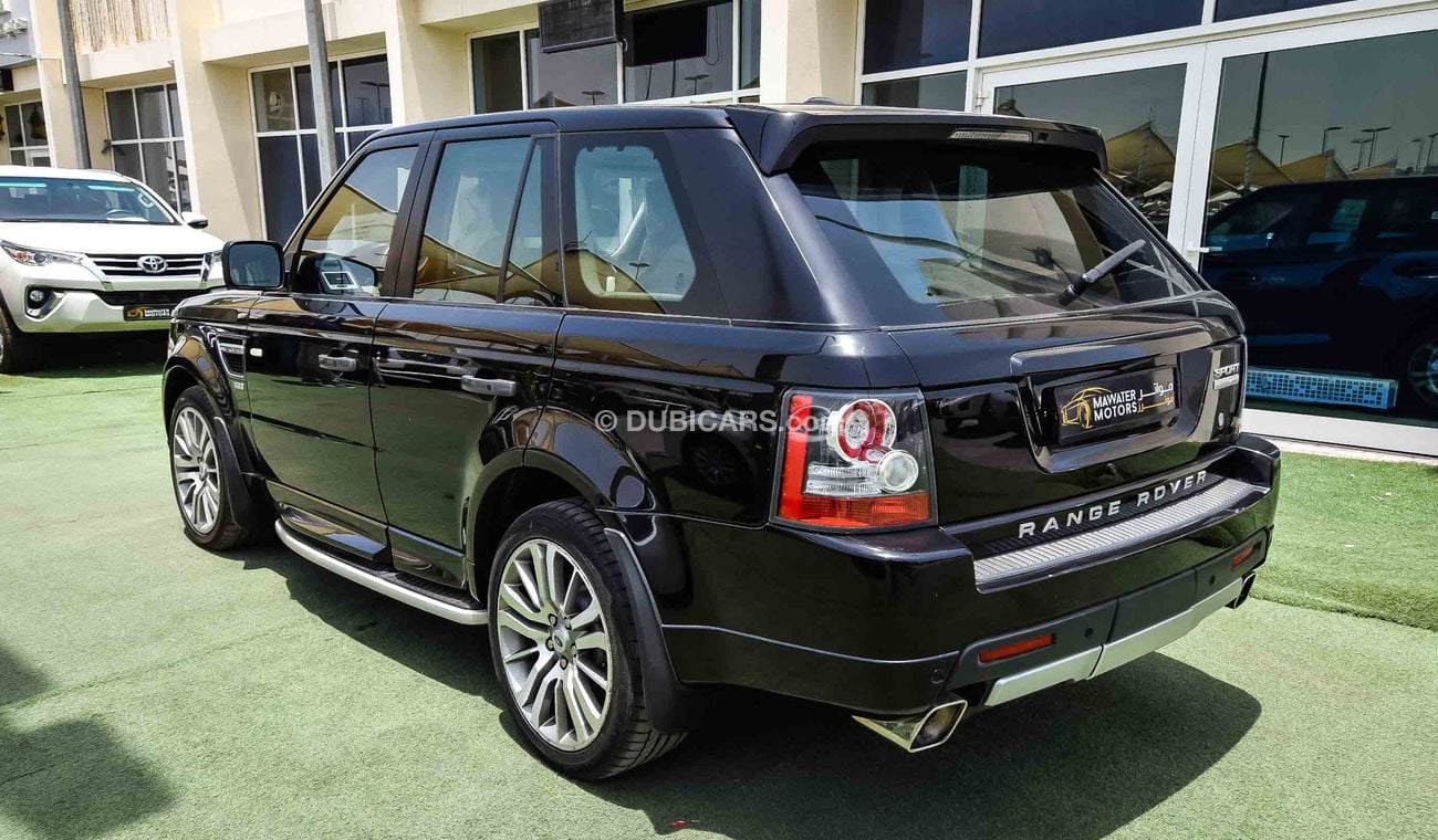 لاند روفر رينج روفر سبورت With HST Body Kit & supercharged Badge