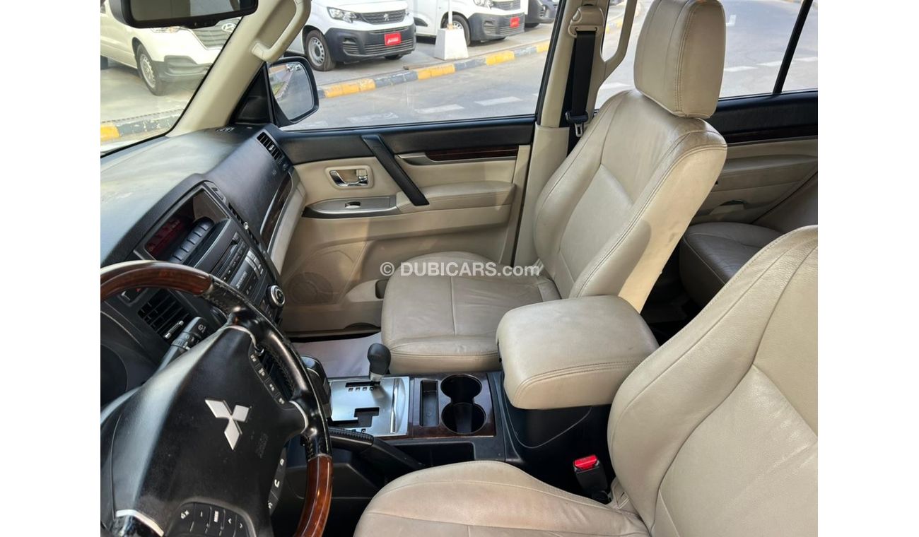 ميتسوبيشي باجيرو GLS Std MITSUBISHI PAJERO GLS 2012 V6 3.5 FULL OPTION PERFECT CONDITION
