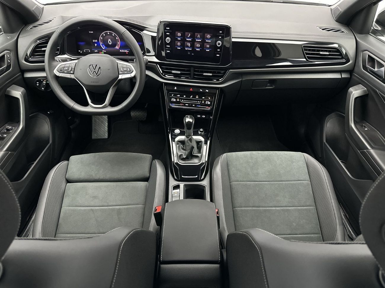 Volkswagen T-ROC Style 1.4L Style without Sunroof w/ Black Style (Ref#34595) / 27,100 AED SAVINGS from New Car