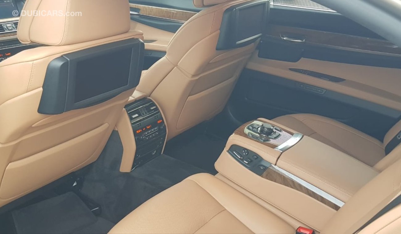 بي أم دبليو 750Li موديل 2010 واد اليابان حاله ممتازه جدا من الداخل والخارج فل مواصفات كراسي جلد ومثبت سرعه وتحكم كهربي