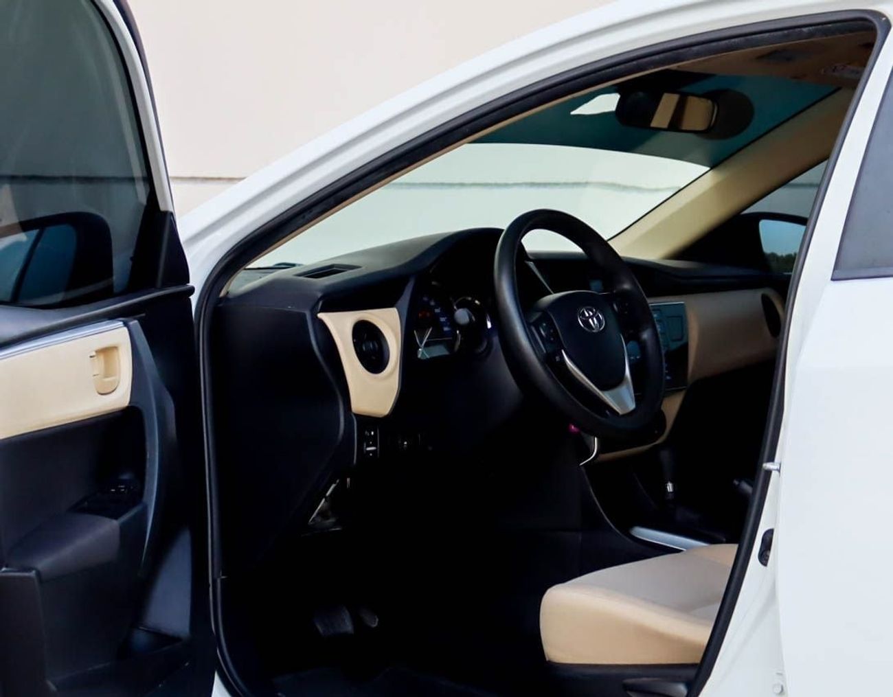 تويوتا كورولا سيارة تويوتا كورولا SE (E170) موديل 2017، سيدان بأربعة أبواب، محرك بنزين سعة 1.6 لتر، ناقل حركة أوتو