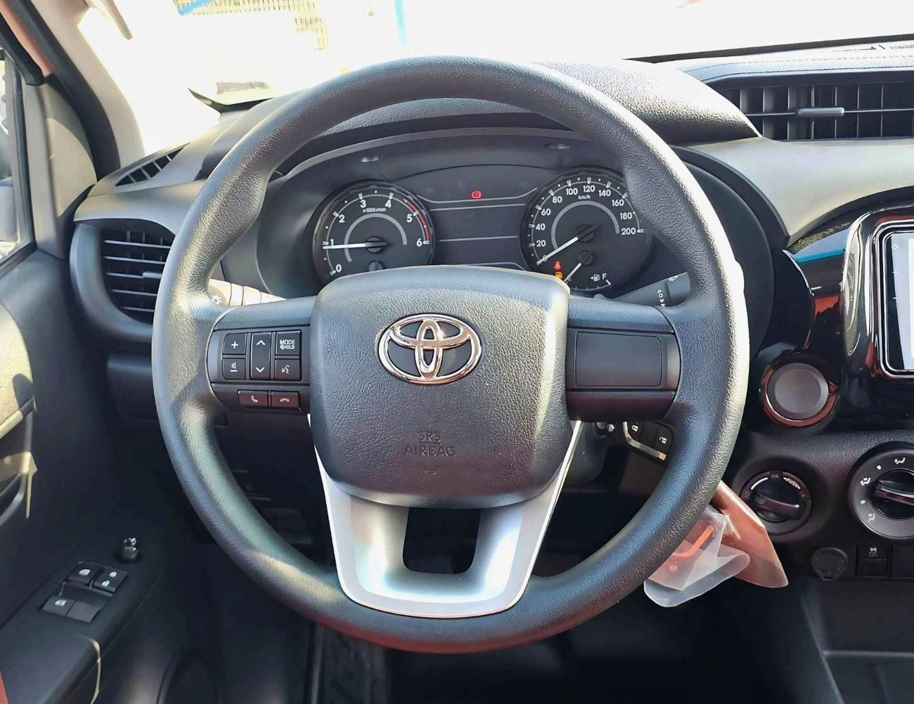 تويوتا هيلوكس SINGLE CABIN BASIC / 5 + 2 HOOKS LONG BODY / 2.4L DIESEL M/T / PWR WINDOWS (CODE # DMSC)