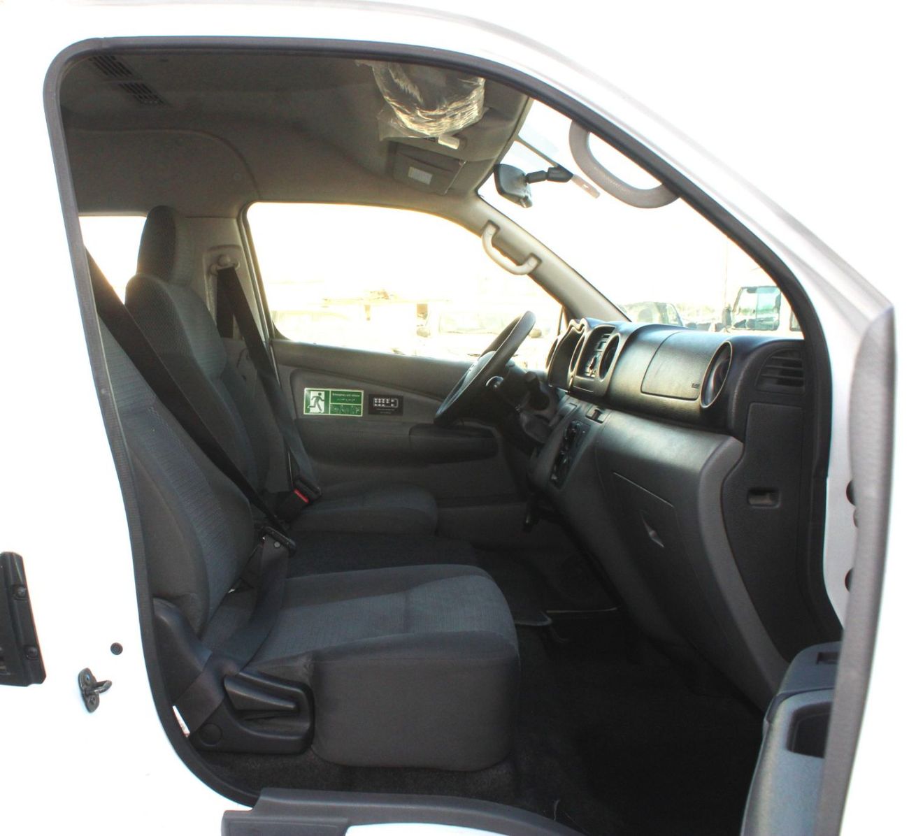 Nissan Urvan Std 2.5L (14 Seater)