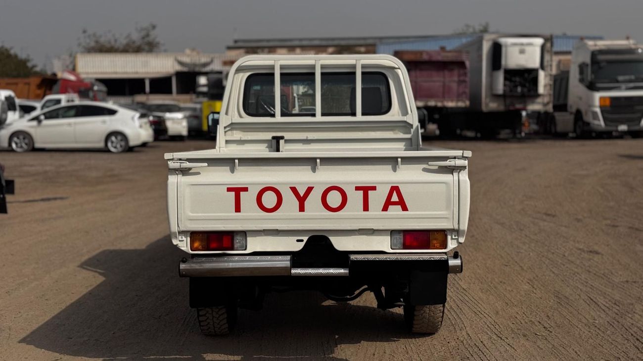تويوتا لاند كروزر بيك آب Toyota landcruise pickup single cab 2018Model upgrade 2024 Model 4.2 1HZ v6 Engine Colour white Tran