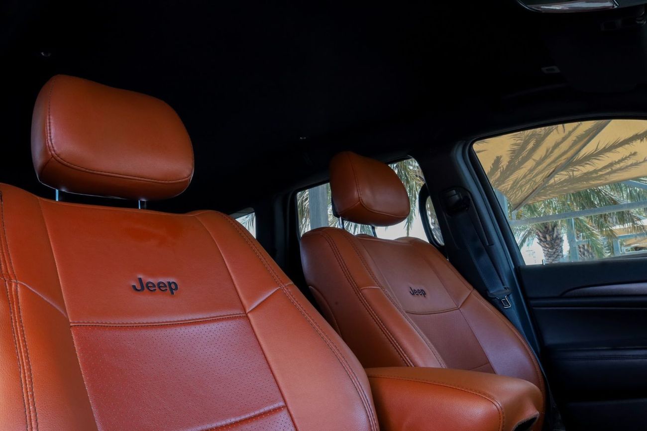 جيب جراند شيروكي Jeep Grand Cherokee Laredo 2017 GCC under Warranty with Flexible Down-Payment/ Flood Free.