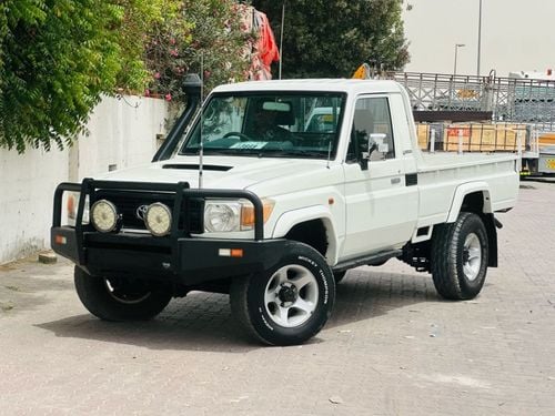 Toyota Land Cruiser Pick Up Std 4.0L Single Cab Utility 4WD Toyota Land Cruiser Pickup Single Cabin model 2013 Diesel white colo