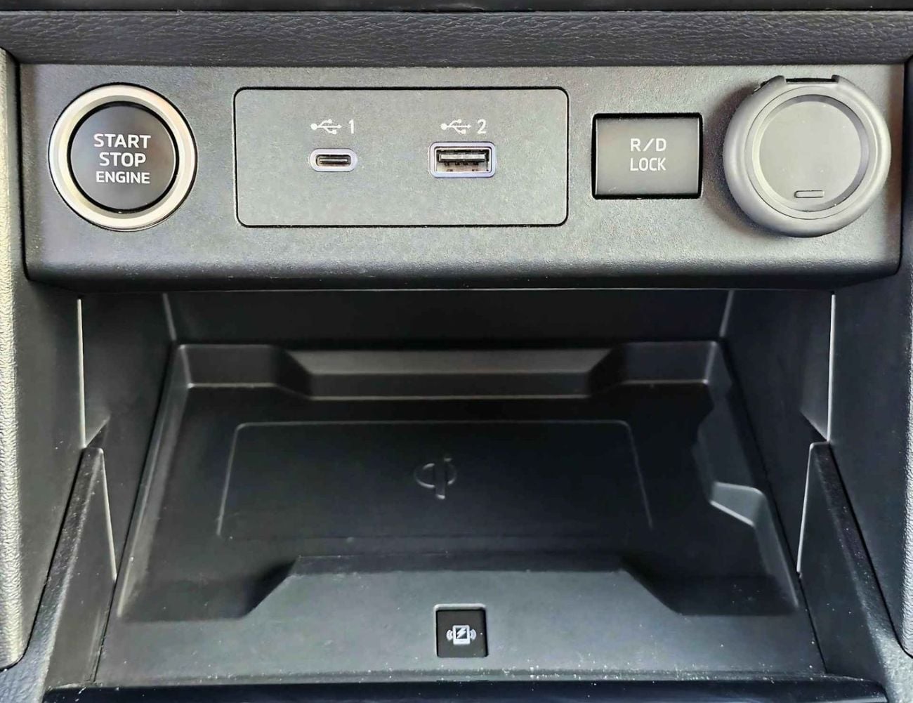 Mitsubishi L200 SPORTERO || 2.4L DIESEL V4 A/T / PUSH START / LEATHER WITH DRIVER PWR SEAT / REAR CAMERA (CODE # SPT