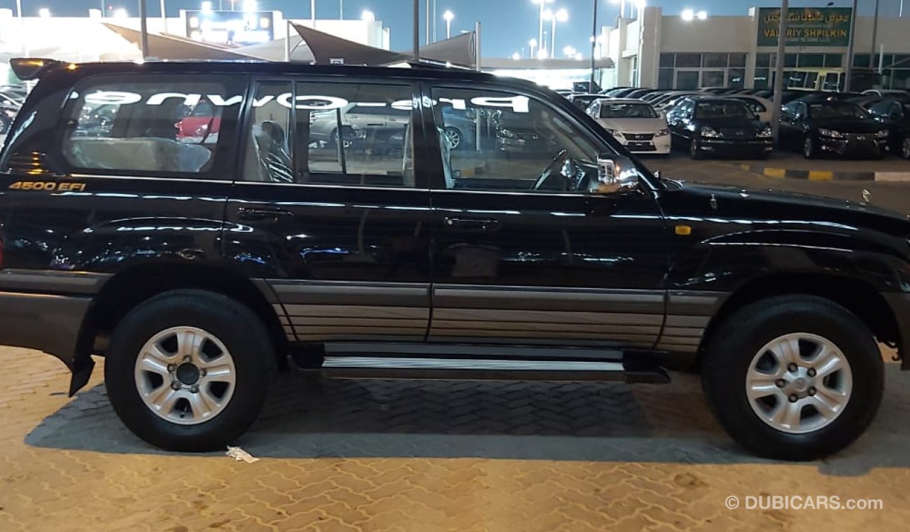 Toyota Land Cruiser Gulf - number one - suite - leather - sensors - wood in excellent condition