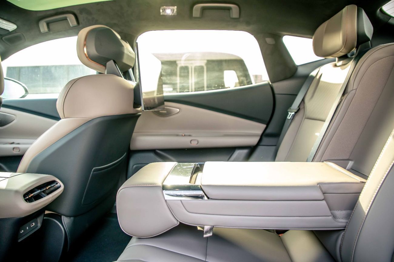 لينك أند كو Z10 2025 Lynk & Co Z10 Max - Fluid Grey Inside Beige