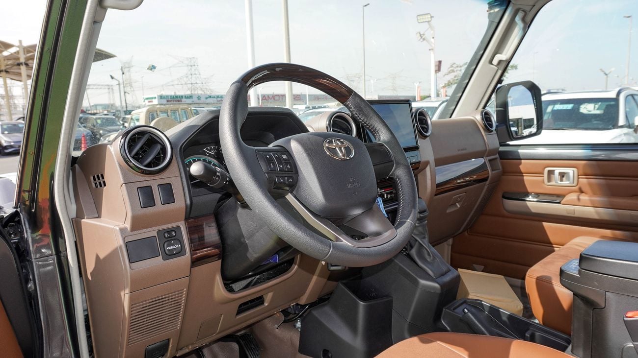 تويوتا لاند كروزر بيك آب LX 4.0L V6 A/T