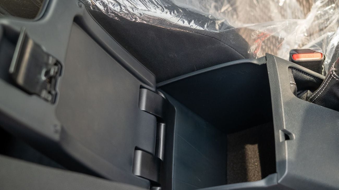 Toyota Hilux S GLX 2.4L 4WD M/T 2025YM