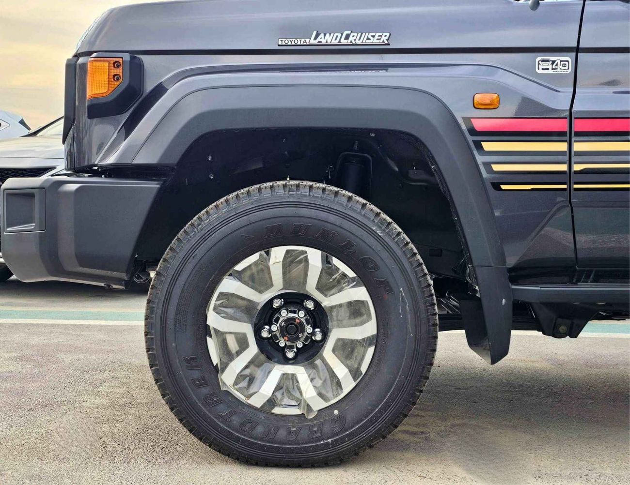 Toyota Land Cruiser 70 LX LC76 / 4.0L PETROL A/T / DIFFLOCK / WINCH, SNORKEL / REFRIGERATOR / OVER FENDER (CODE # 76PAF)