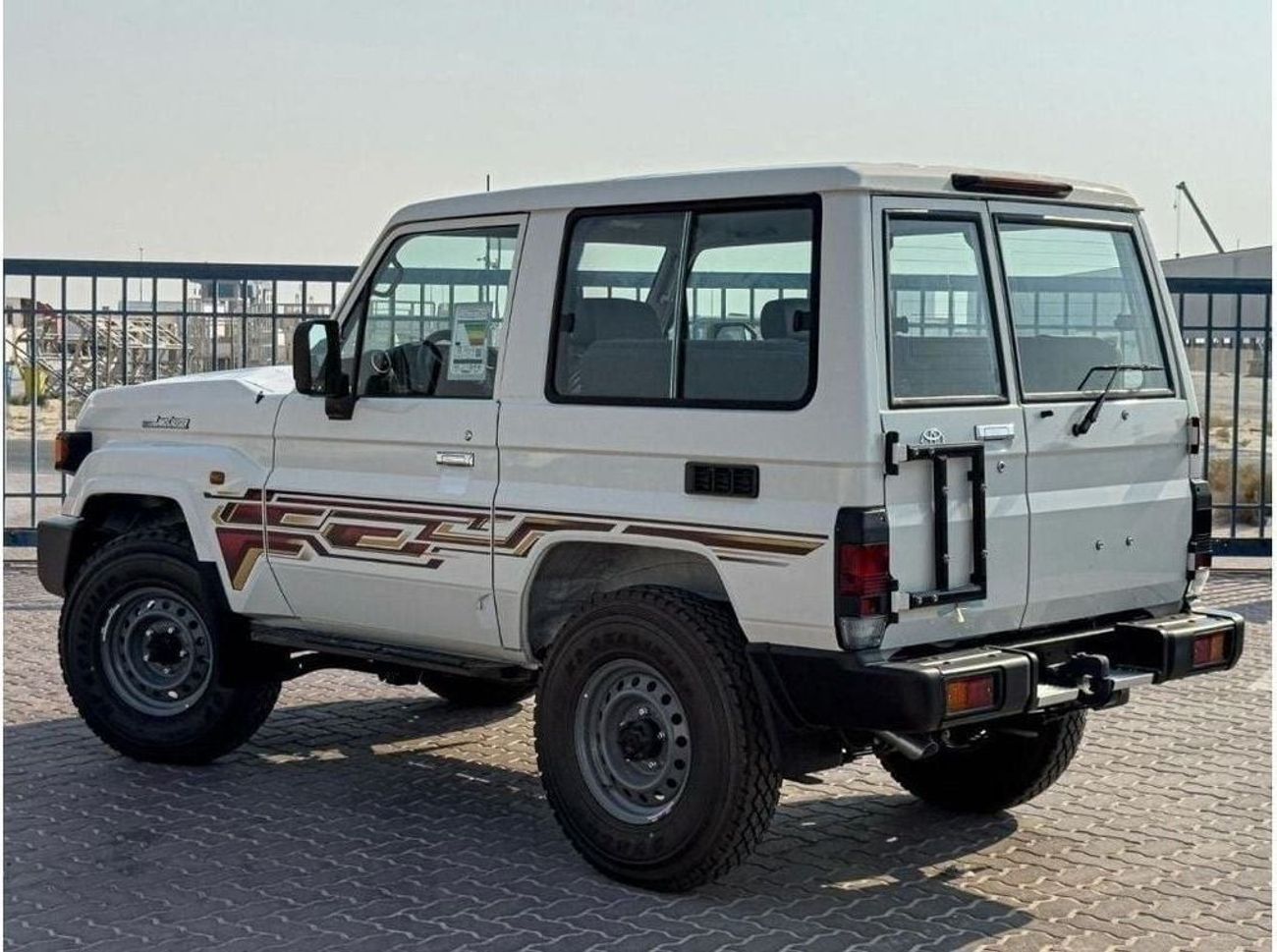 تويوتا لاند كروزر 70 2024 Toyota LC71 4.0 Hard Top - أبيض من الداخل رمادي مزرق | للتصدير فقط