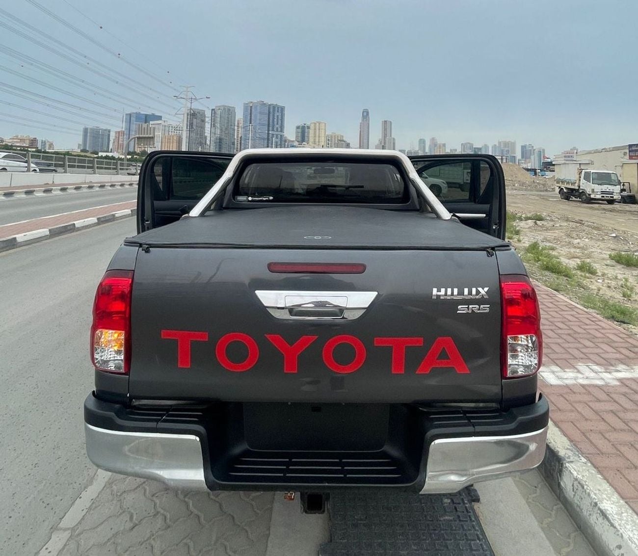 Toyota Hilux TOYOTA HILUX PICK UP SR5 YEAR 2017 (GREY ) 4WD AT DIESEL = RIGHT HAND