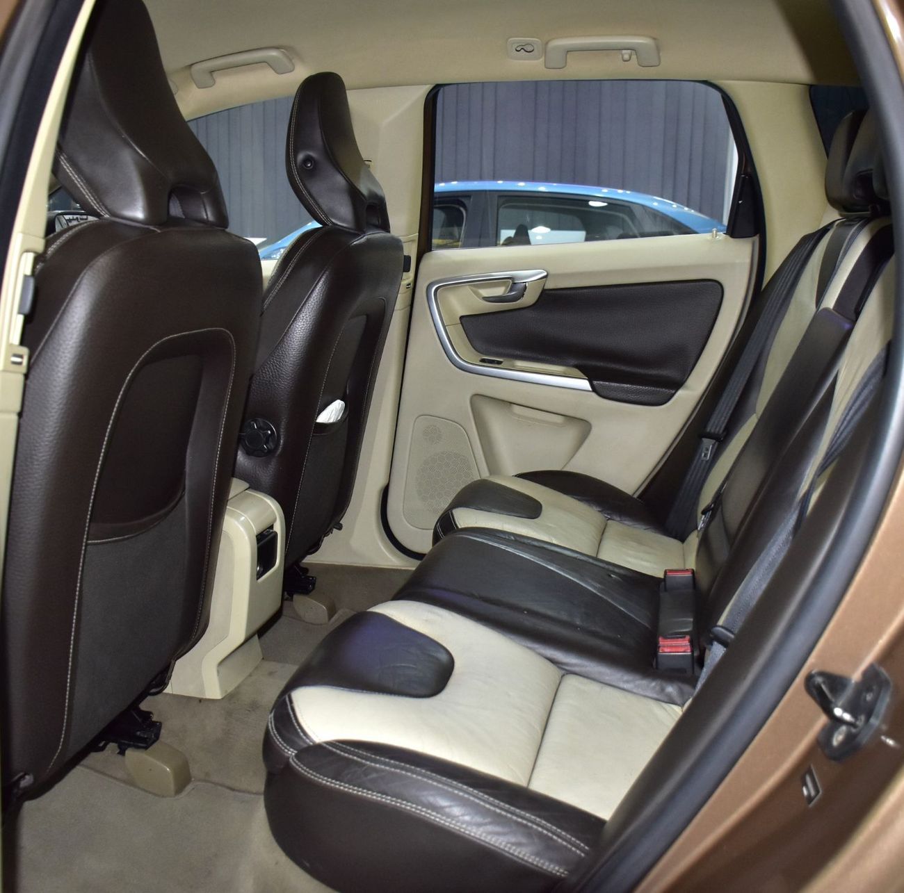 فولفو XC 60 EXCELLENT DEAL for our Volvo XC60 T6 AWD ( 2011 Model ) in Brown Color GCC Specs