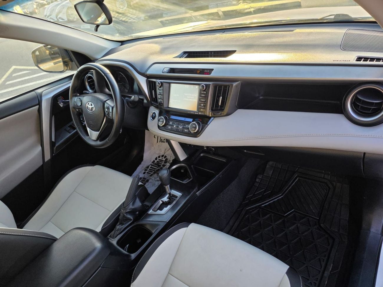 Toyota RAV4 XLE Limited 2.5L Sunroof , Push button , Trunk automatic and leather seats