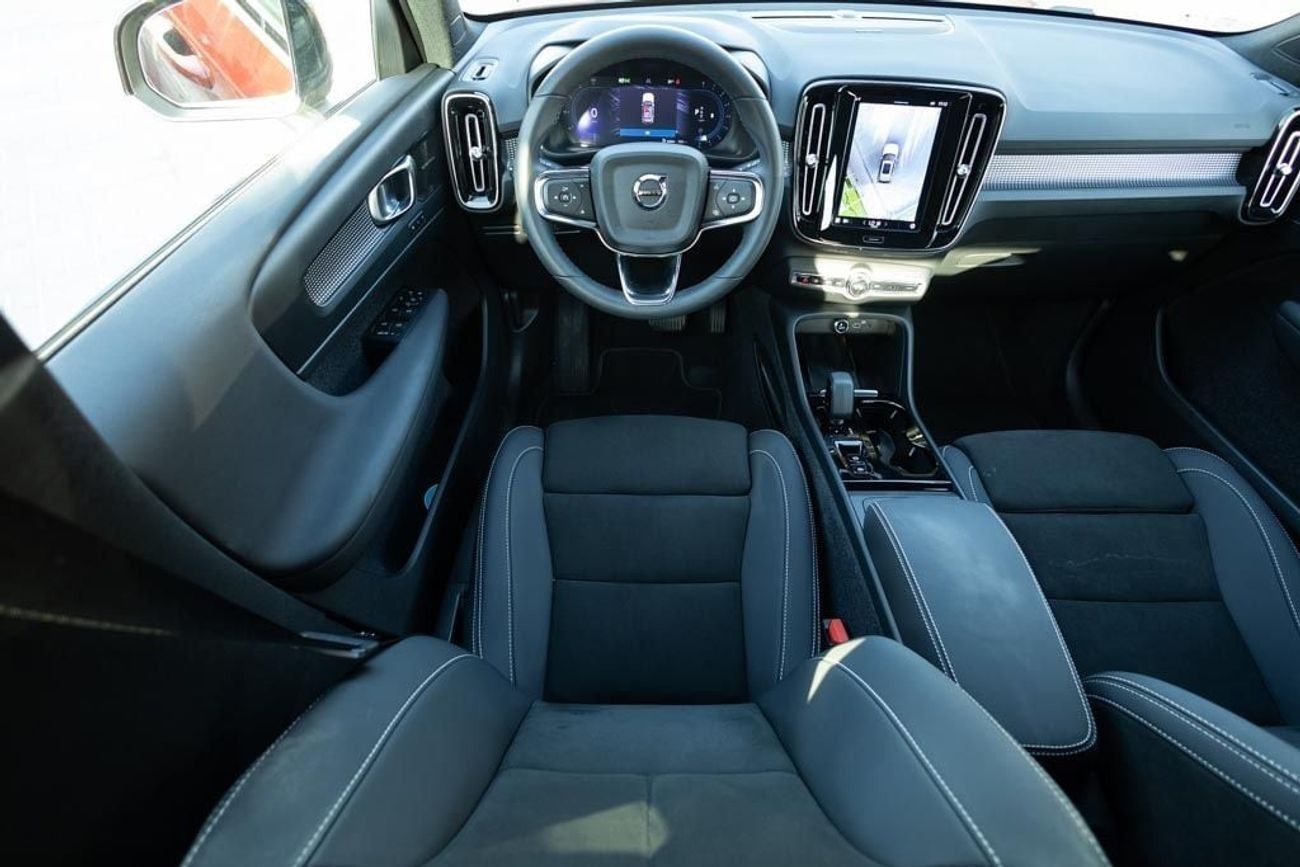 فولفو XC 40 Volvo XC40 B4 Ultimate Dark 2023 GCC under Agency Warranty with Flexible Down-Payment.