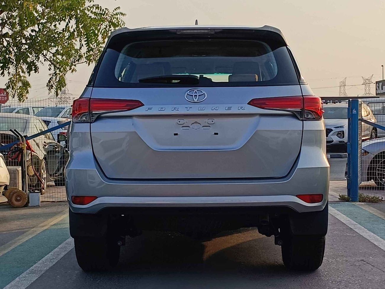 Toyota Fortuner DIESEL, 2.4L V4 / SC 8 AUDIO DISPLAY / MANUAL A.C / "17" STEEL WHEELS / 4X4 (CODE # FD24B)