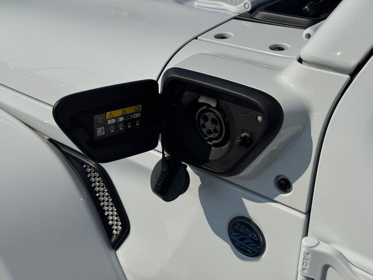 جيب رانجلر Wrangler 4XE 2.0L Turbo PHEV 2023 UAE Price @ 143,000 AED