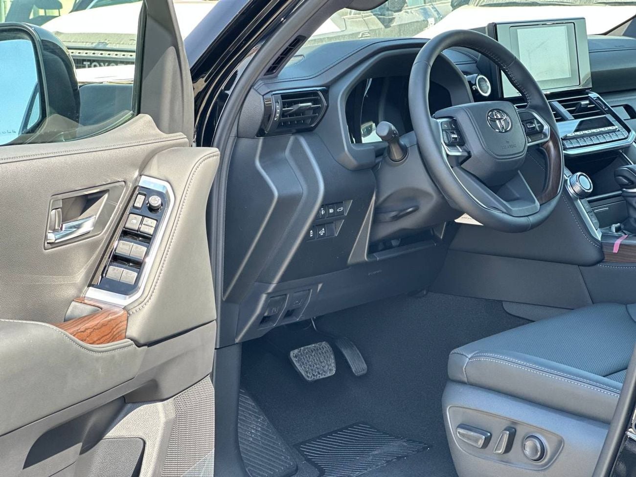 Toyota Land Cruiser GXR 4.0L PTR A/T // High Option with Radar , DVD&Back Camera , Cooling  Seats // Special Offer // By