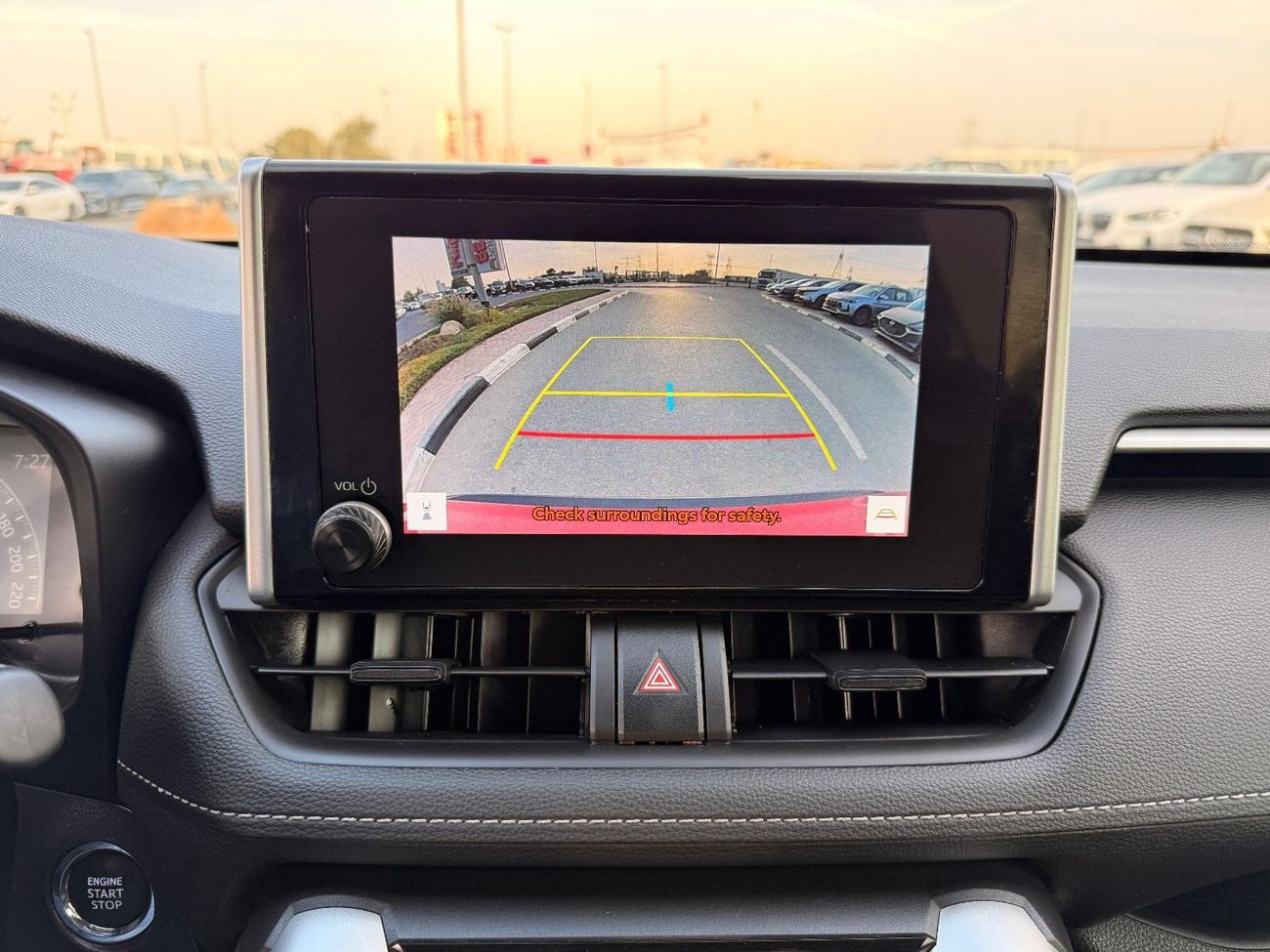 تويوتا راف ٤ XLE AWD 2.5 Sunroof  2024