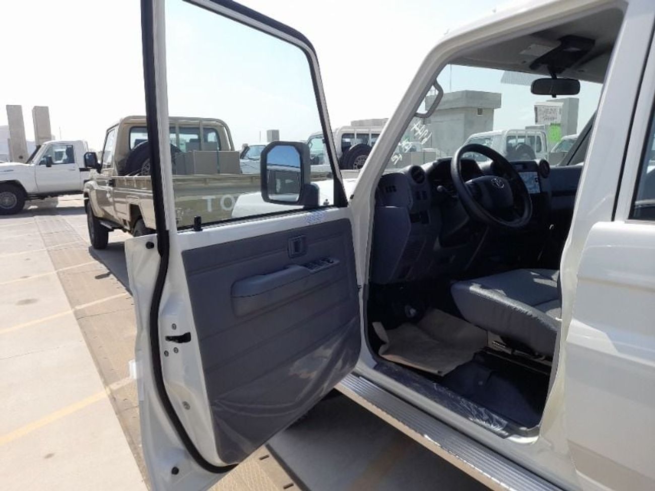 تويوتا لاند كروزر LC79 4.2L Pick-up Double Cab 5-MT 4x4