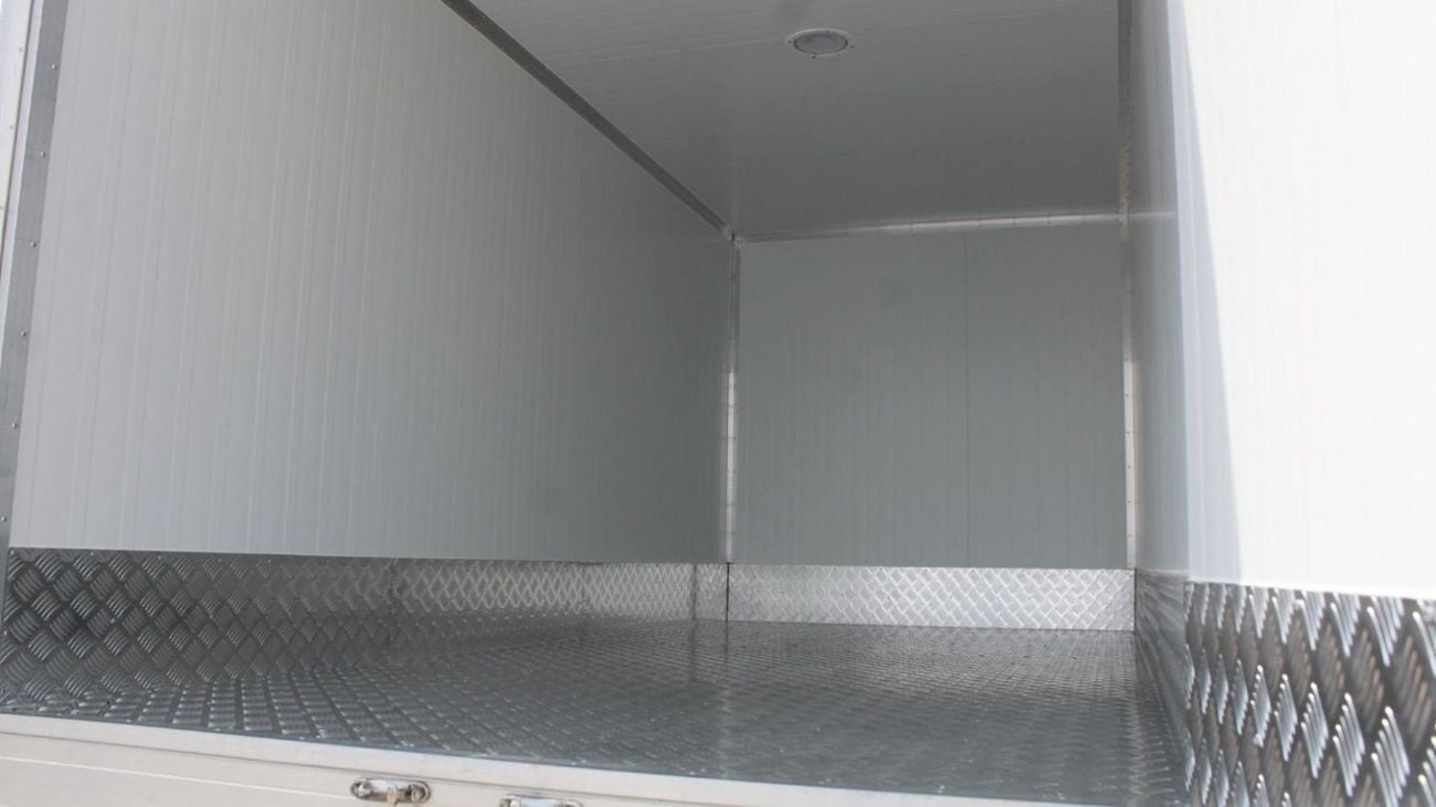 Isuzu NPR ISUZU NPR 4570 CC (4.6L) 71 INSULATED BOX VAN MT
