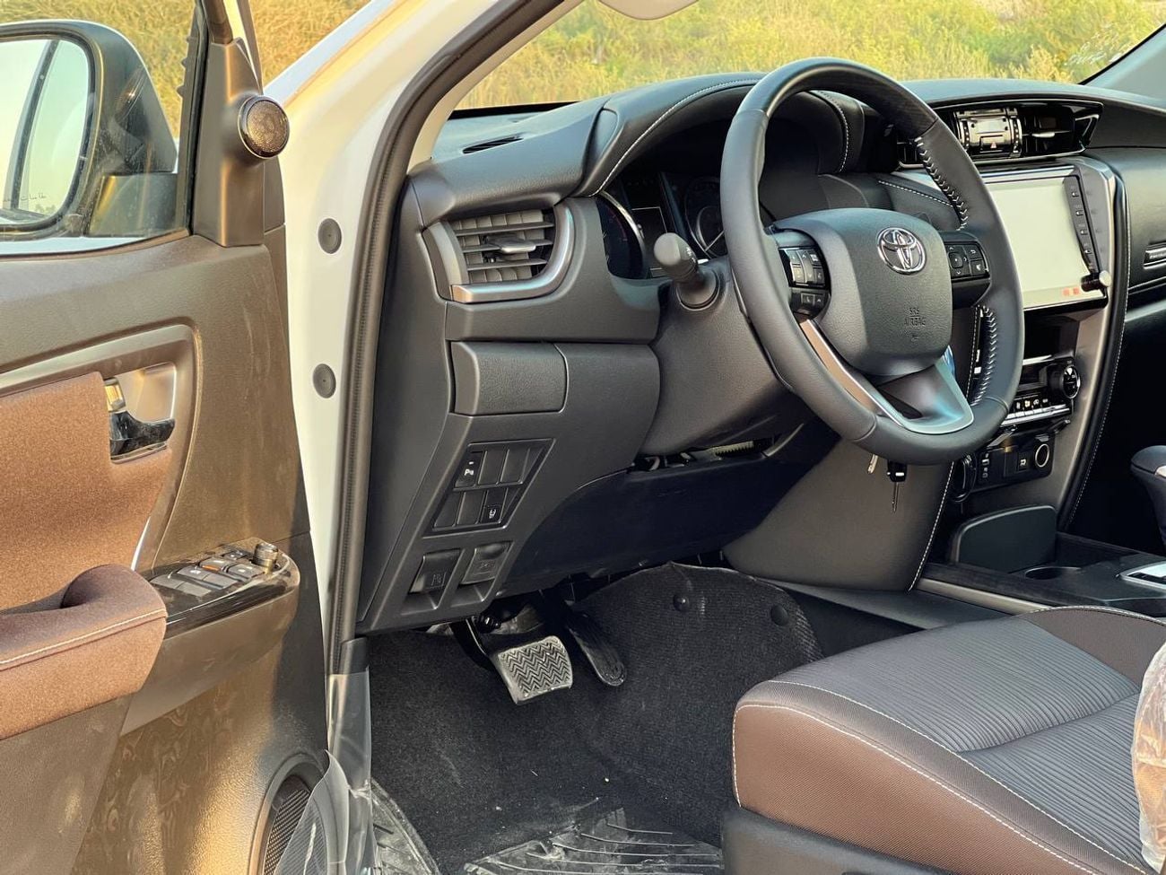 Toyota Fortuner VXR VX 4.0L PTR A/T // 2025 // MID OPTION WITH DVD&BACK CAMERA , CRUISE CONTROL // SPECIAL OFFER //