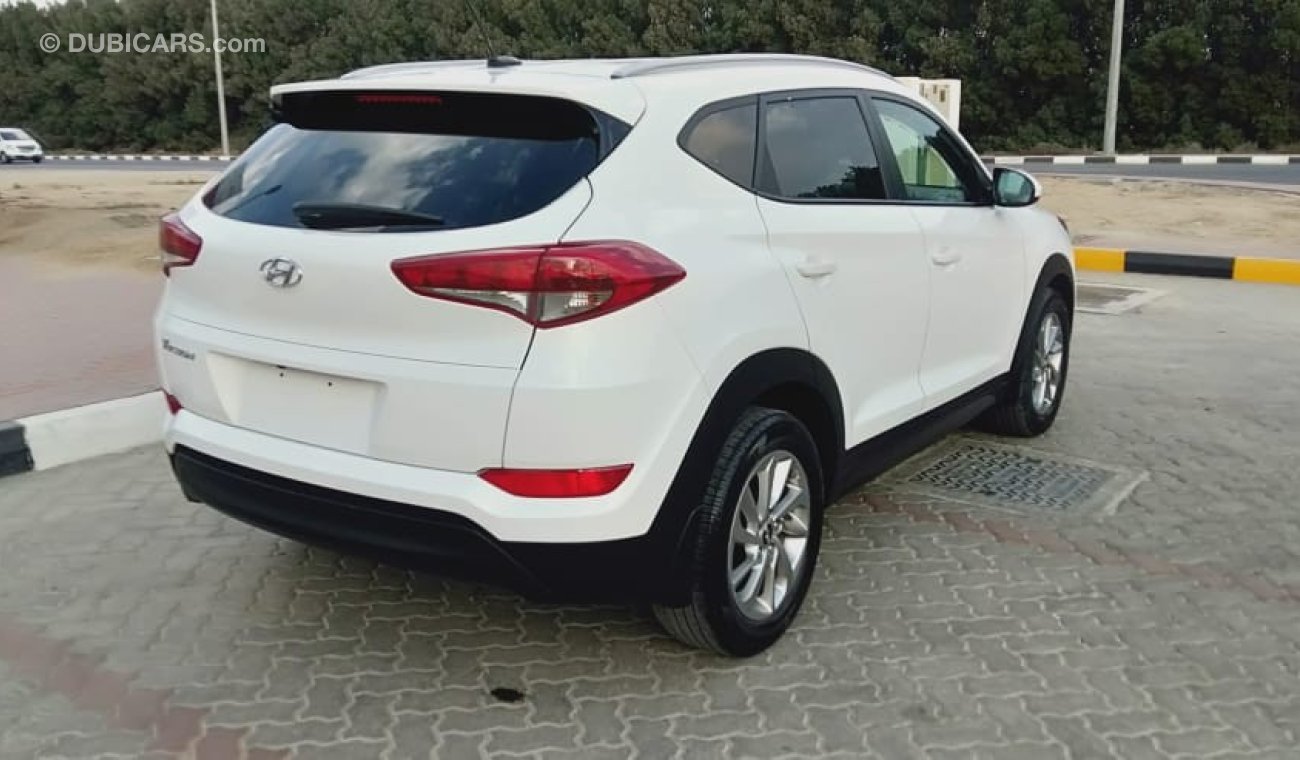 Hyundai Tucson SE - Very Clean Car