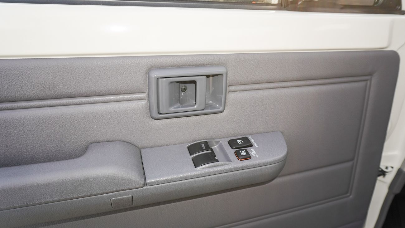 Toyota Land Cruiser 70 4.0L V6 M/T