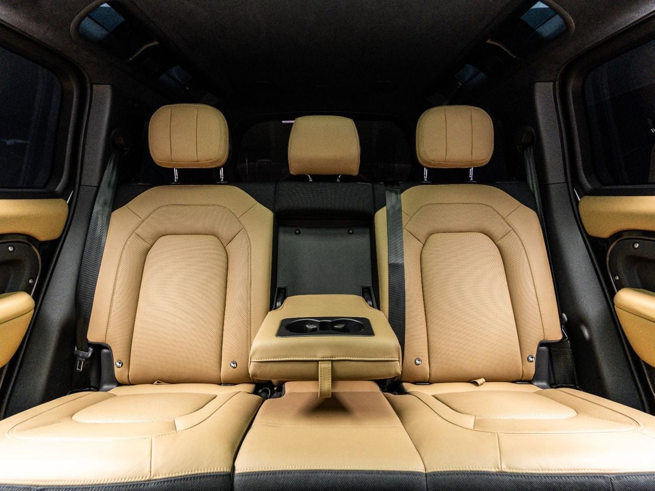 لاند روفر ديفندر 2025 Land Rover Defender 110 V8, 5.0 SC V8, AWD, 518 bhp, 8 Speed Automatic