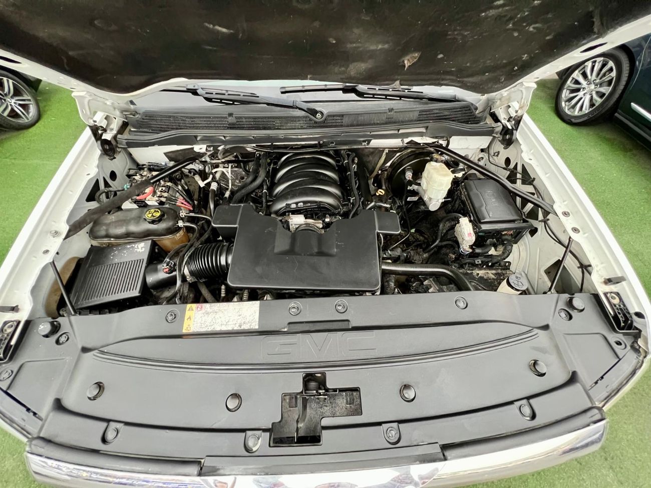 GMC Sierra 5.3L V8 SLT Crew Cab (AWD)warranty one year bank financie available