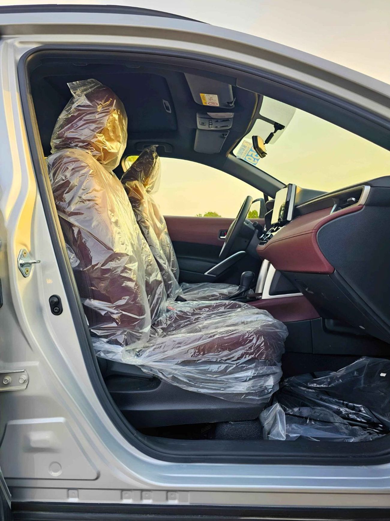 Toyota Corolla Cross HYBRID / 1.8L A/T / FULL OPTION / SUNROOF/ LEATHER / 17" ALLOY WHEELS / CODE # XLE