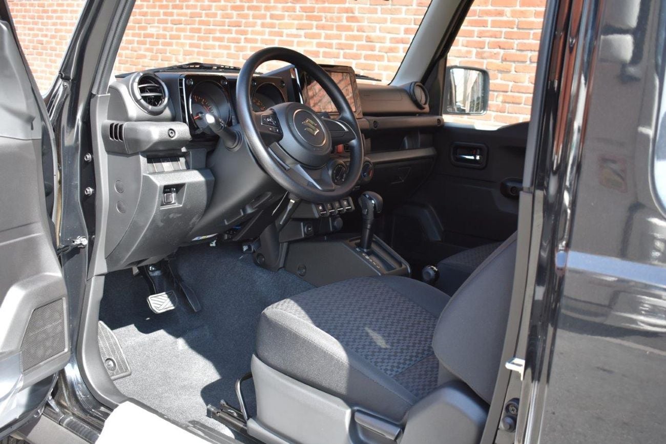 سوزوكي جيمني GL . 1.5L . 4 Cyl . 4-Speed Automatic . Petrol . 4WD . 5 Seats . 3 Door