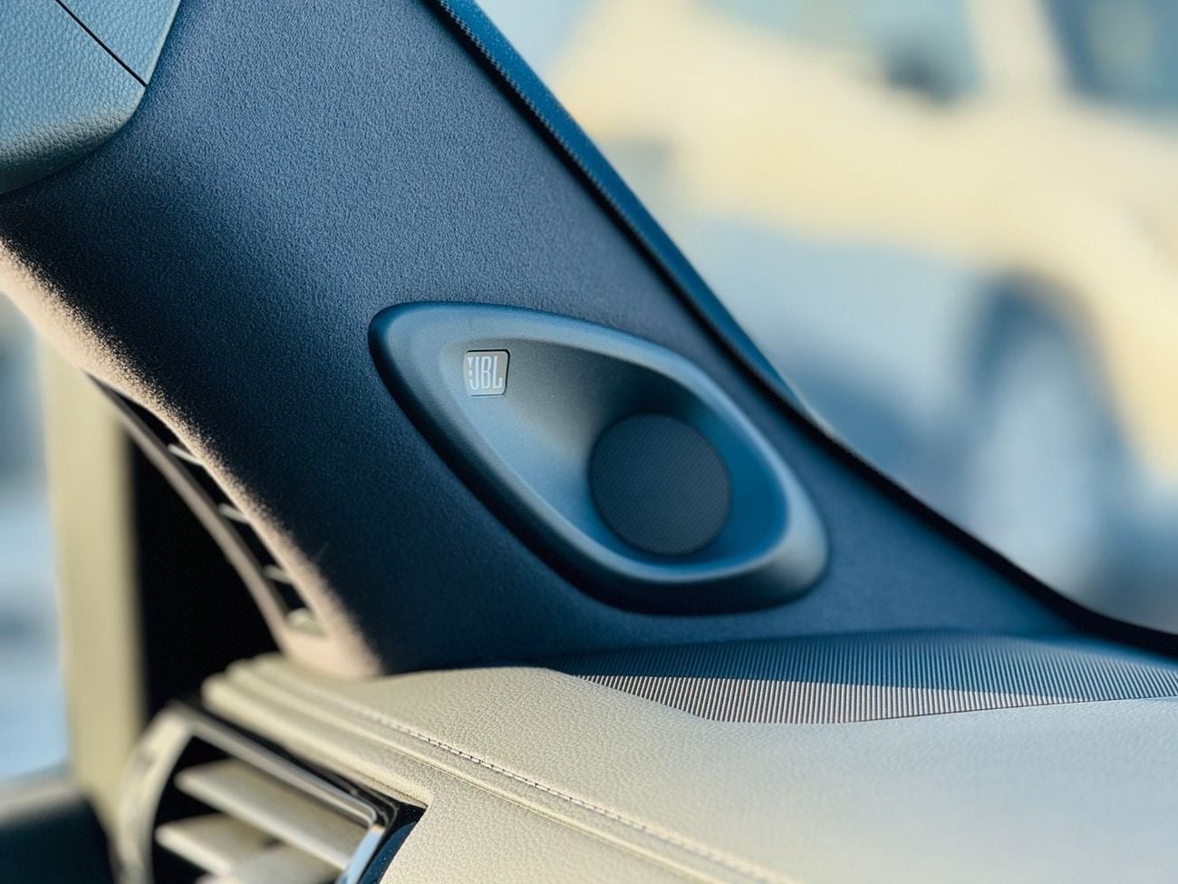 تويوتا لاند كروزر Zx top of the range white with black interior