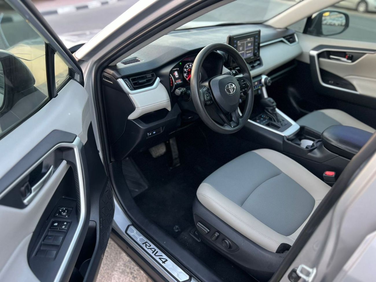 Toyota RAV4 2021 Toyota Rav4 XLE  - 2.5L V4 With Radar - Rear Camera - Leather Seats -