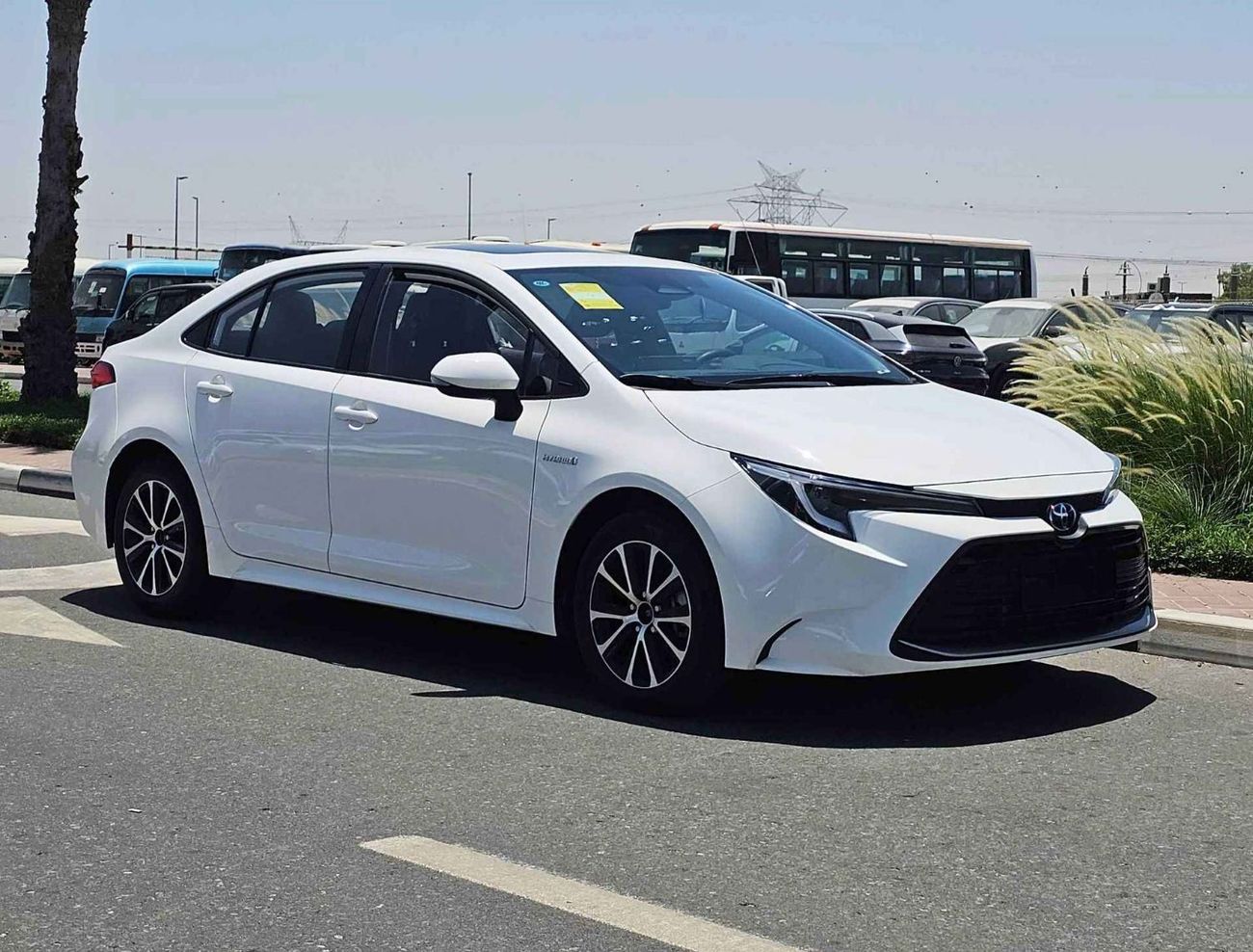 تويوتا ليفين HYBRID LUXURY | 1.8L V4 | SUNROOF DVD + CAMERA | FULL OPTION