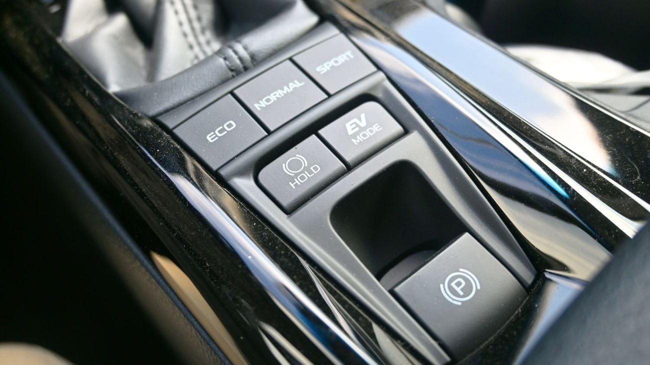 Toyota Camry E 2.5L Toyota Camry E-Plus 2.5L Hybrid, Model 2025, Color White