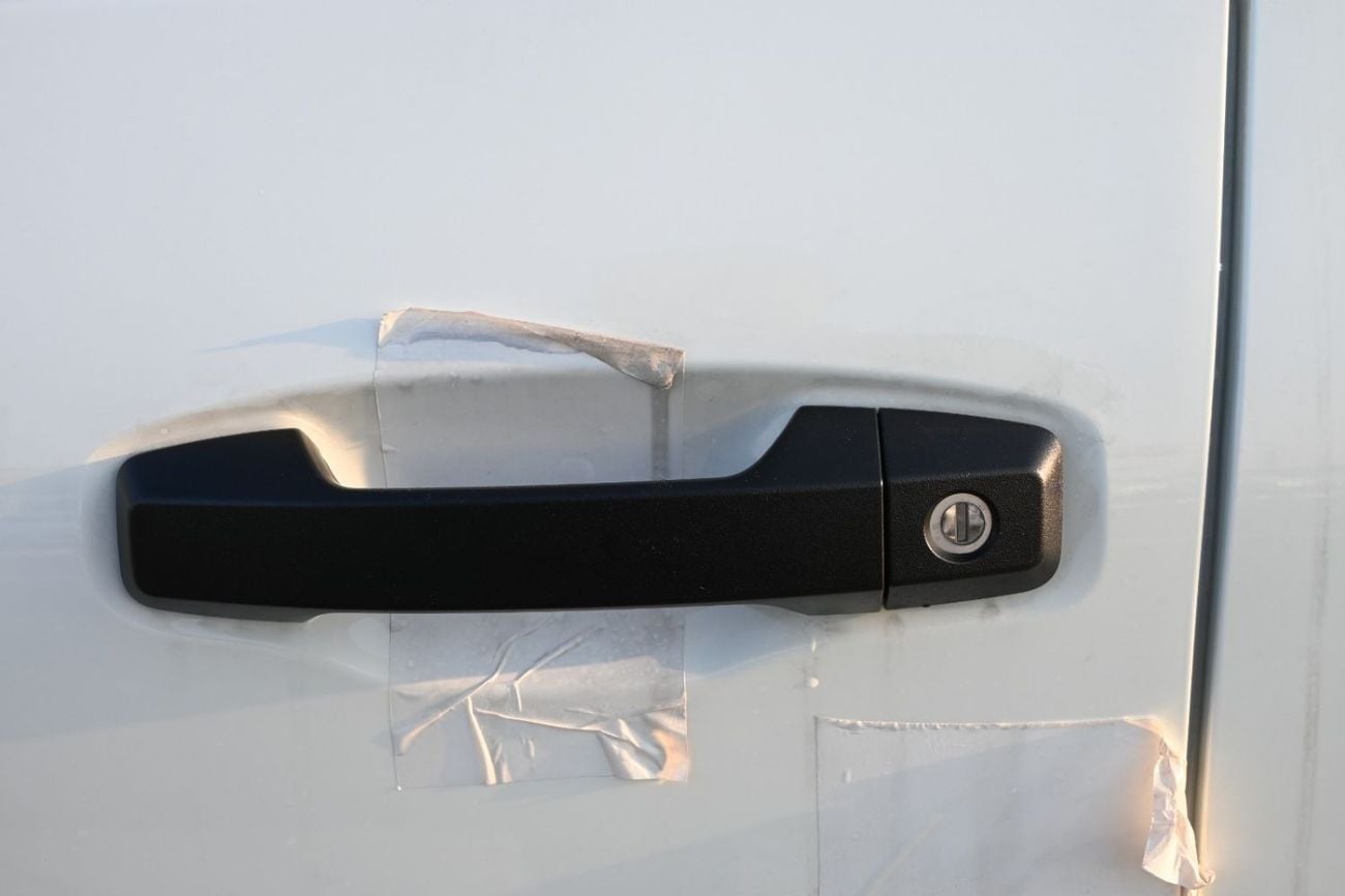 Mitsubishi L200 Mitsubishi L200 2.4L Petrol DC 4*4 GL MT