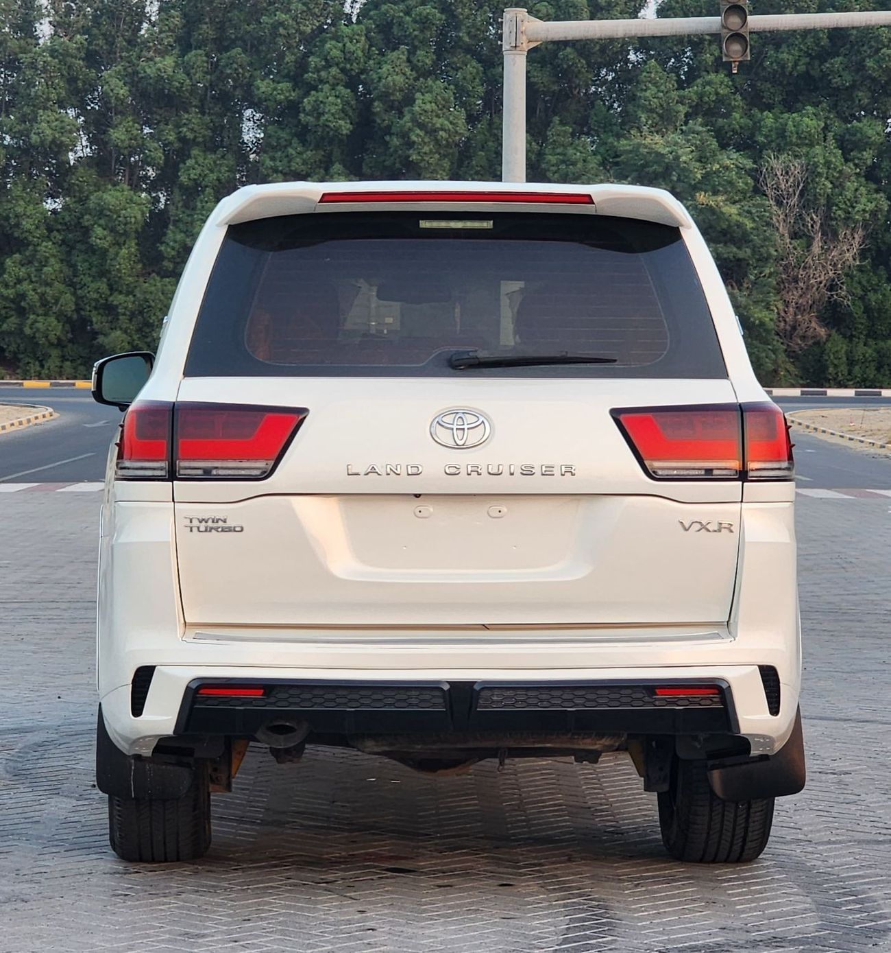 Toyota Land Cruiser VX.R V8  5.7  upgrade 2024