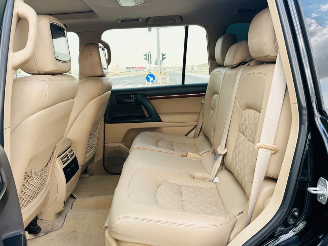 Toyota Land Cruiser GXR 4.0L (271 HP) 4WD MODEL 2015 GCC CAR PERFECT CONDITION INSIDE AND OUTSIDE FULL OPTION SUN ROOF