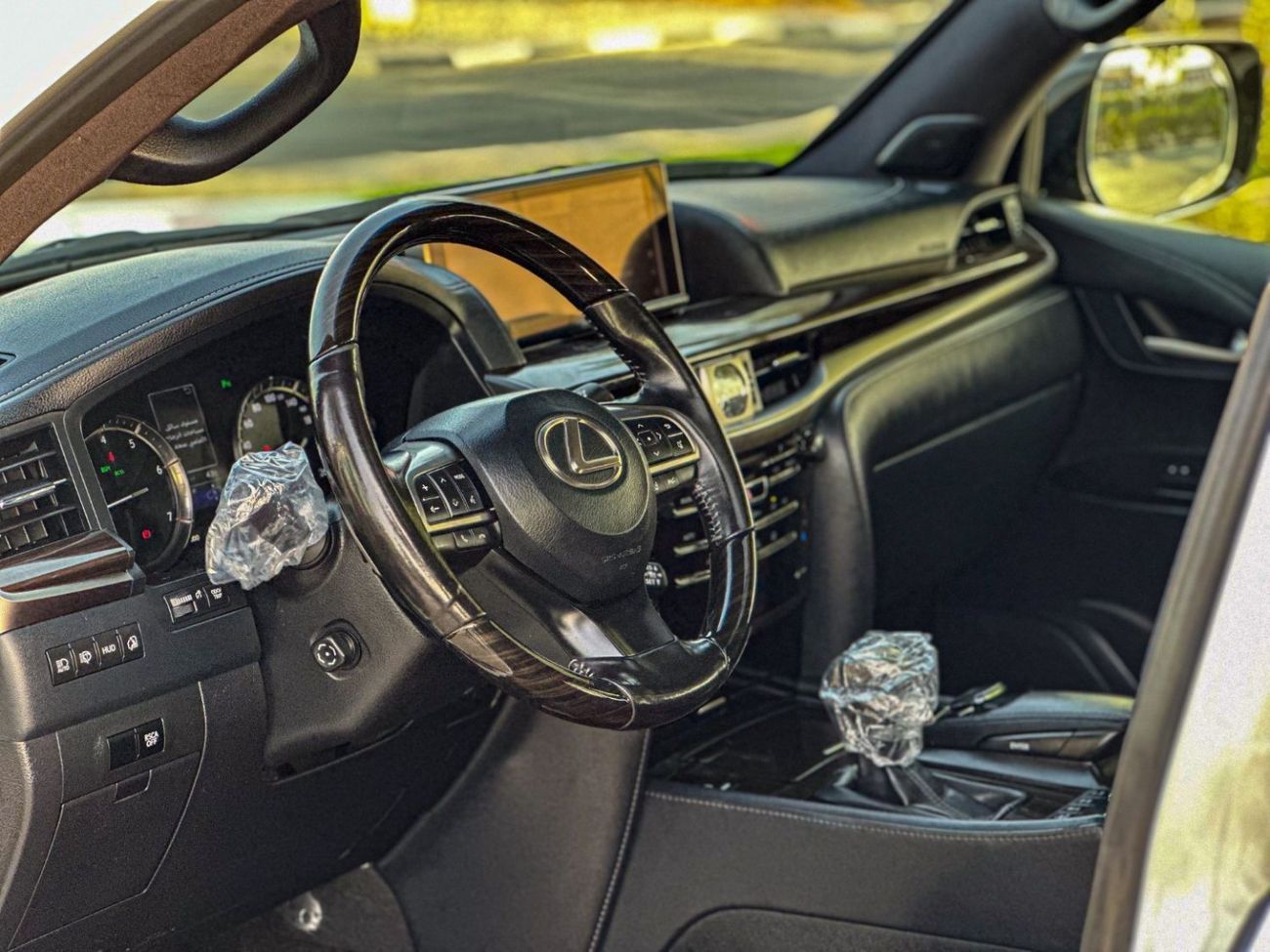 Lexus LX 570 Signature Black Edition 5.7L Lexus Lx570s Signature Black Edition / 5.7L V8 / Gcc Specification